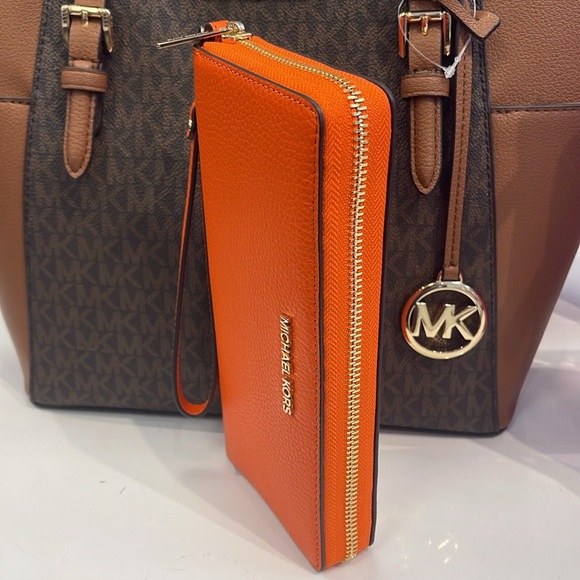 MICHAEL KORS
Jet Set Travel Large Pebbled Leather Wristlet Wallet Phone Holder - Picture 10 of 16